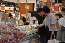 Consumidores japoneses compran frutas de Vietnam. (Fotografía: VNA)