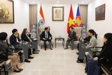 Encuentro de la delegación con la misión vietnamita en Nueva Delhi. (Fotografía: VNA)