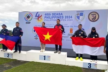 Le Nghia y Nguyen Thi Tuyet Mai reciben la medalla de oro en la modalidad de tiro de equipo mixto. (Fotografía: hanoimoi.vn)