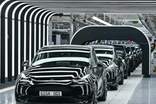 Coches eléctricos en la fábrica de Tesla en Grünheide, cerca de Berlín, la capital alemana. (Fotografía: AFP/VNA)