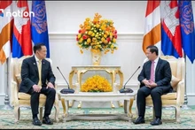 El vice primer ministro y titular del Interior de Tailandia, Anutin Charnvirakul, y el primer ministro camboyano, Hun Manet. (Fotografía: VNA)