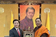 El embajador de Hanói en la India, concurrente en Nepal y Bután, Nguyen Thanh Hai, y el presidente del Consejo Nacional Wangchuk Namgyel. (Fotografía: VNA)