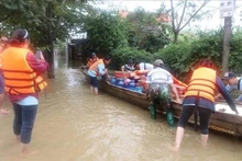 Sen Vang apoya a las víctimas de las inundaciones en la provincia vietnamita de Quang Tri. (Fotografía: VNA)