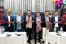 Los delegados cortan la cinta para para inaugurar la oficina de U2U en Camboya. (Fotografía: VNA)