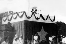 El 2 de septiembre de 1945, en la plaza capitalina de Ba Dinh, el Presidente Ho Chi Minh leyó la Declaración de Independencia proclamando solemnemente el nacimiento de la República Democrática de Vietnam (actual República Socialista de Vietnam). (Fotografía: VNA)
