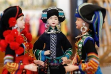 Pintor vietnamita elabora trajes étnicos para muñecas