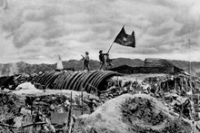 La bandera del Ejército Popular de Vietnam ondea en el techo del búnker del comandante De Castries, en la batalla de Dien Bien Phu, marcando el fin de la lucha de resistencia nacional contra los colonialistas franceses.