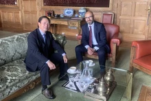 El secretario general de la Corte Permanente de Arbitraje en La Haya, Marcin Czepelak, recibe al saliente embajador de Vietnam en los Países Bajos, Pham Viet Anh. (Fotografía: baoquocte.vn)