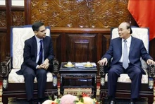 El presidente de Vietnam, Nguyen Xuan Phuc, recibe a Pranay Verma, embajador de la India en el país indochino. (Fotografía: VNA)