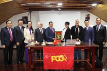 El jefe de la Comisión de Relaciones Exteriores de la Asamblea Nacional de Vietnam, Vu Hai Ha, se reúne con representantes del Partido Comunista de Colombia. (Fotografía: VNA)