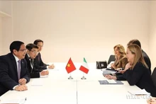 El primer ministro de Vietnam, Pham Minh Chinh, se reunió con su par italiana, Giorgia Meloni, en la 45 Cumbre Asean-UE en Bruselas. (Fotografía: VNA)
