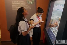 Estudiantes visitan el Museo de Historia de Ciudad Ho Chi Minh. (Fotografía: Nhan Dan)