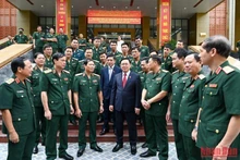 El presidente de la Asamblea Nacional de Vietnam, Vuong Dinh Hue, con delegados y estudiantes de la Academia Nacional de Defensa. (Fotografía: Nhan Dan)