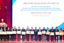 El canciller Bui Thanh Son entrega certificados de mérito a personas y colectivos por sus desempeño en tareas diplomáticas. (Fotografía: Nhan Dan)