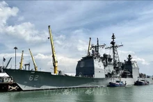 Uno de los buques de la Armada de Estados Unidos en el puerto de Tien Sa. (Fotografía: VNA)