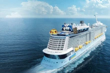 Arriba a Vietnam súper crucero con miles de turistas