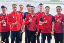 El equipo de tiro vietnamita felicita al tirador Ha Minh Thanh (segundo del derecho). (Fotografía: baogiaothong.vn)