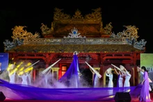 Recorrer las tres regiones de Vietnam a través de la túnica tradicional “ao dai”
