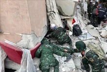 La fuerza de rescate del Ejército Popular de Vietnam utiliza detectores para buscar víctimas del siniestro. (Fotografía: VNA)