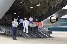 Una ceremonia de repatriación de los restos de soldados estadounidenses en el aeropuerto internacional de Da Nang. (Fotografía: VNA)