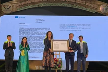Entrega del certificado de membresía a Hoi An. (Fotografía: VGP)