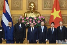 El primer ministro de Vietnam, Pham Minh Chinh, y la delegación cubana, encabezada por el presidente de la Asamblea Nacional del Poder Popular, Esteban Lazo Hernández. (Fotografía: Nhan Dan)