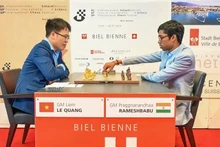 El Gran Maestro vietnamita Le Quang Liem (izquierda) gana su tercer título de Triatlón de Maestros del Festival Internacional de Ajedrez de Biel. (Fotografía: BCF)