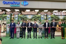Delegados cortan la cinta inaugural de la Semana de Productos Vietnamitas en el hipermercado Carrefour Collégie de París. (Fotografía: VNA)