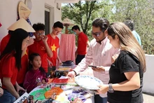 Los visitantes muestran interés en los productos artesanales de Vietnam. (Fotografía: VNA)
