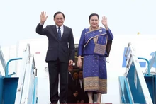 El primer ministro de Laos, Sonexay Siphandone, y su esposa llegan al aeropuerto internacional de Noi Bai. (Fotografía: VNA)