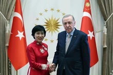 La embajadora de Vietnam en Turquía, Dang Thi Thu Ha, y el presidente turco, Recep Tayyip Erdogan. (Fotografía: VNA)
