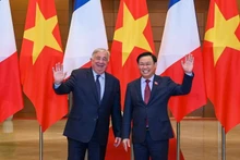 El presidente de la Asamblea Nacional de Vietnam, Vuong Dinh Hue (derecha). recibe al titular del Senado francés, Gérard Larcher. (Fotografía: Nhan Dan)