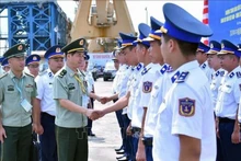 El general de división Liu Houjie (segundo desde la izquierda, primer plano), comisario político adjunto de la Guardia Costera de China, visita el barco 8004 del Escuadrón 11 del Mando de la Región 1 de la Guardia Costera de Vietnam. (Fotografía: VNA)