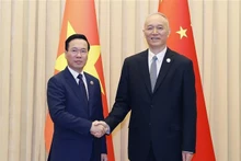 El presidente de Vietnam, Vo Van Thuong (izquierda), y el miembro del Comité Permanente del Buró Político y del Secretariado del Comité Central del PCCh, Cai Qi. (Fotografía: VNA)