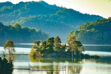 Contemplan belleza del lago Pa Khoang en provincia vietnamita de Dien Bien
