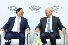 El primer ministro de Vietnam, Pham Minh Chinh, se reúne con el profesor Klaus Schwab, fundador y presidente ejecutivo del Foro Económico Mundial. (Fotografía: VNA)