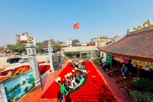 Los turistas locales disfrutan de un nuevo recorrido que conecta el centro de Hanói con el área suburbana del distrito de Ung Hoa. (Fotografía: hanoimoi.vn)