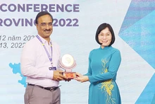 Una representante de la provincia de Dong Nai entrega un obsequio a la Asociación Empresarial de la India. (Fotografía: danviet.vn)