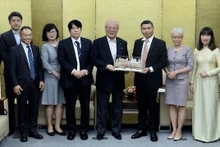 Entrega de un regalo de recuerdo a Takebe Tsutomu, asesor especial de la Alianza de Diputados de Amistad Japón-Vietnam. (Fotografía: danang.gov.vn)