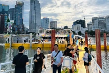 Ciudad Ho Chi Minh pone en funcionamiento autobuses fluviales de dos pisos para atender a los turistas en ocasión del Año Nuevo 2024. (Fotografía: VNA)