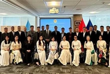Dirigentes y personal de la misión vietnamita en la ONU y la delegación de la Academia de Seguridad Pública Popular. (Fotografía: VNA)