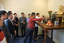 Empleados de la Embajada de Vietnam en Sudáfrica colocan inciensos en el altar dedicado al Presidente Ho Chi Minh. (Fotografía: VNA)