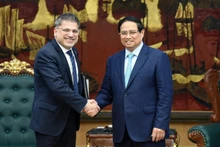 El primer ministro de Vietnam, Pham Minh Chinh, y el presidente y director general de AstraZeneca Vietnam, Nitin Kapoor. (Fotografía: Nhan Dan)