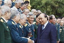 El presidente de Vietnam, Nguyen Xuan Phuc, se reunió con la División 361 y el Grupo de enlace de veteranos de la Fuerza de Misiles de Defensa Aérea-Antiaérea. (Fotografía: VNA)
