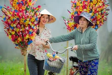 Aldea vietnamita de Thanh Tien se colorea con flores de papel
