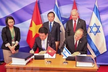 El ministro de Industria y Comercio de Vietnam, Nguyen Hong Dien (izquierda), y su homólogo de Israel, Nir Barkat, firman el 25 de julio el Tratado de Libre Comercio bilateral en Tel Aviv. (Fotografía: VNA)