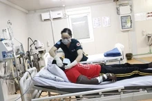 Oficial médico del hospital de campaña de nivel 2 de Vietnam en Sudán del Sur examina a un paciente (Fotografía: Departamento de Mantenimiento de la Paz de Vietnam)