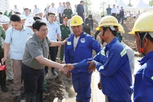 El primer ministro de Vietnam, Pham Minh Chinh, felicita por el Tet a trabajadores en la carretera de circunvalación 3. (Fotografía: VNA)
