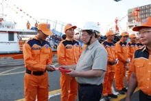 El primer ministro de Vietnam, Pham Minh Chinh, felicita a los trabajadores en el puerto internacional Tan Cang-Cai Mep por el Tet. (Fotografía: VNA)