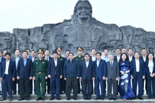 [Foto] Premier rinde homenaje a mártires de guerra y Madres Heroicas Vietnamitas en provincia de Quang Nam